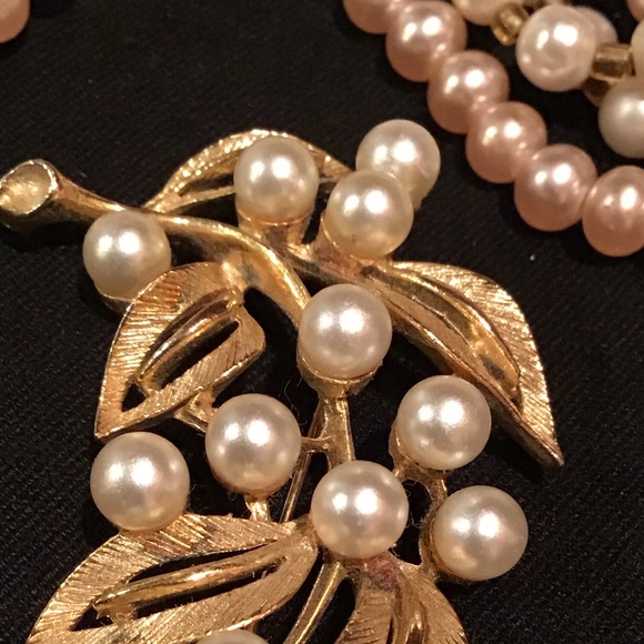 Vintage Lisner Gold and Faux Pearl Brooch - Picture 4 of 5
